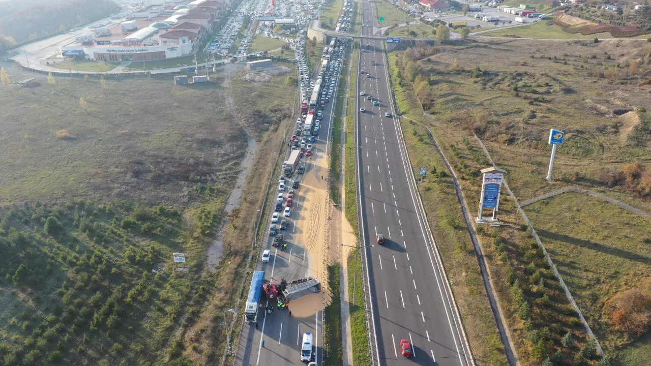 Anadolu Otoyolu'nun Kocaeli kesiminde bariyere çarpan tır ulaşımı aksattı