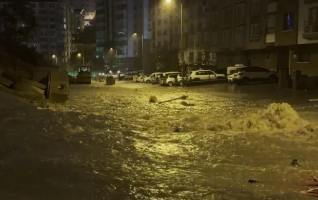 Ankara'da yağmur yağdı, rögarlar taştı: Evler su altında kaldı