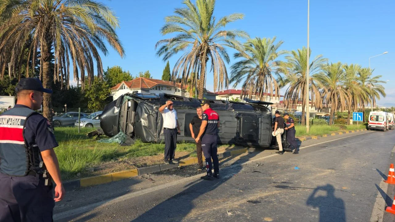 Antalya'da tur minibüsü ve 2 otomobil çarpıştı: 16 yaralı