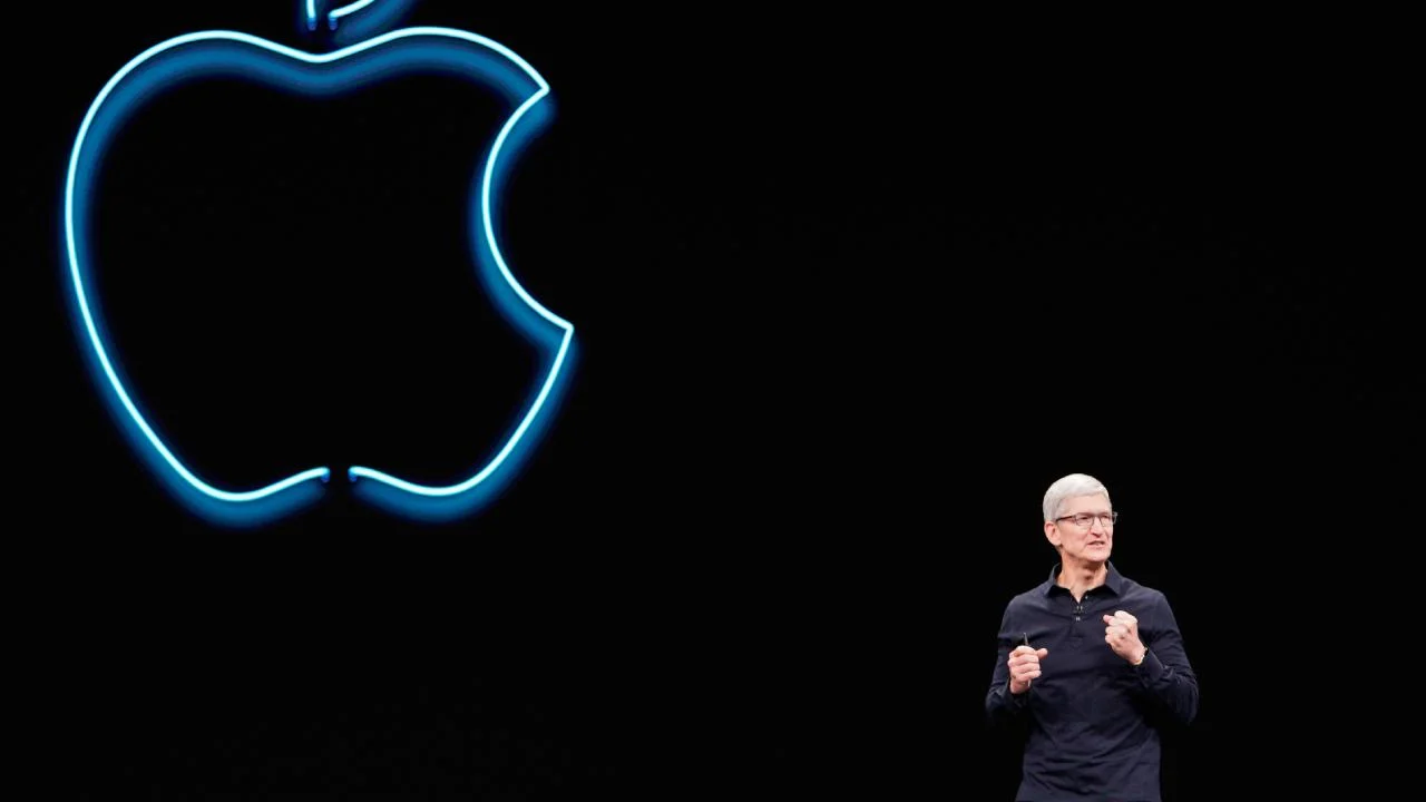 Appleda tarihi bayrak değişimi: Tim Cook koltuğu devretti