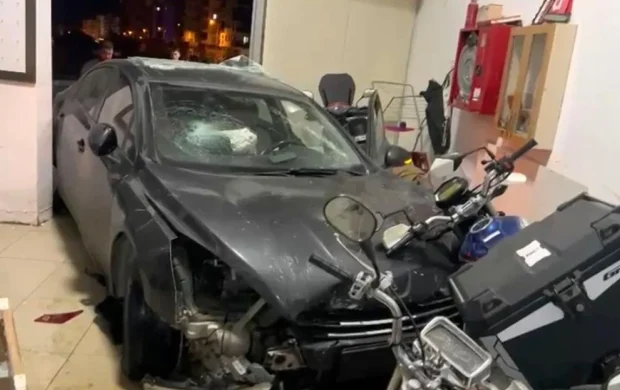 Virajı alamayan otomobilin iş yerine girdiği anlar kamerada