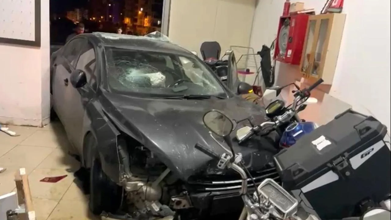 Virajı alamayan otomobilin iş yerine girdiği anlar kamerada