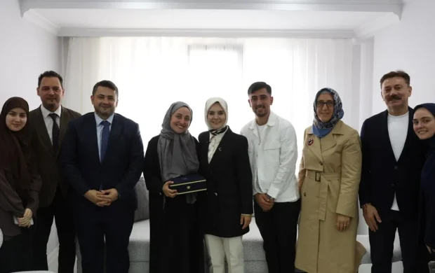 Bakan Göktaş, evlilik kredisinden yararlanan evli çiftin ilk misafiri oldu