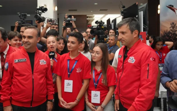 Bakan Kacır ile Selçuk Bayraktar, TEKNOFEST yarışma alanında öğrencilerle buluştu