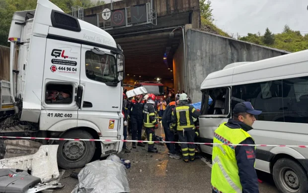 Bartın'da minibüs ile tır çarpıştı: 1 ölü, 11 yaralı