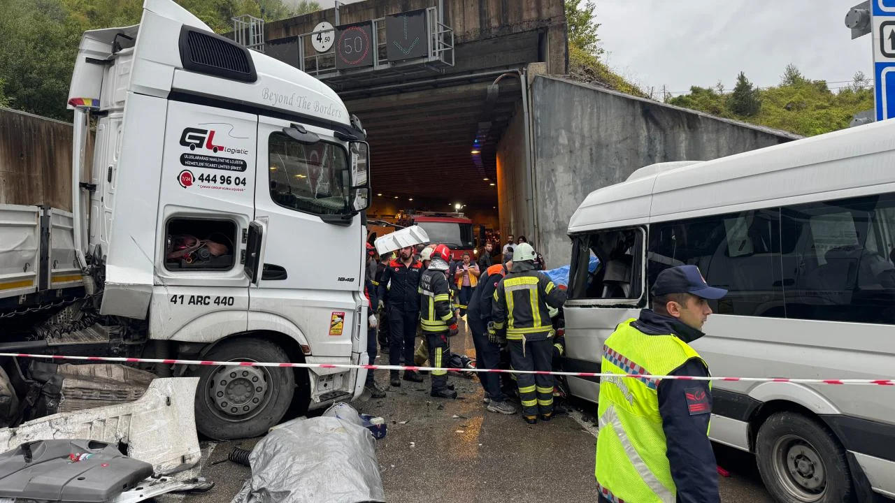 Bartın'da minibüs ile tır çarpıştı: 1 ölü, 11 yaralı