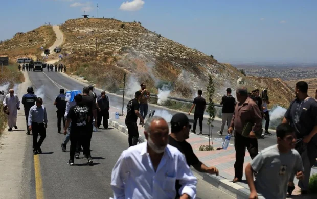 Katil İsrail ordusu, sakinlerini göçe zorladığı Mugayyir'de 2 Filistinli genci daha hayattan kopardı