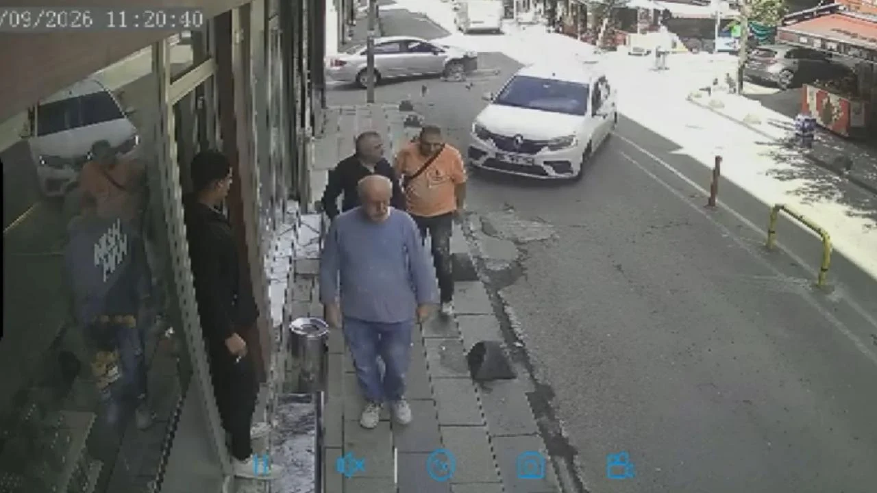 Bayrampaşa'da kaza yapan otomobil kaldırımdaki yayalara çarptı: 5 yaralı