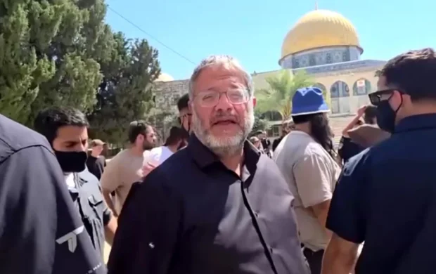 Soykırımcı İsrail'in aşırı sağcı bakanı BenGvir, polis korumasında Mescidi Aksa'ya baskın düzenledi