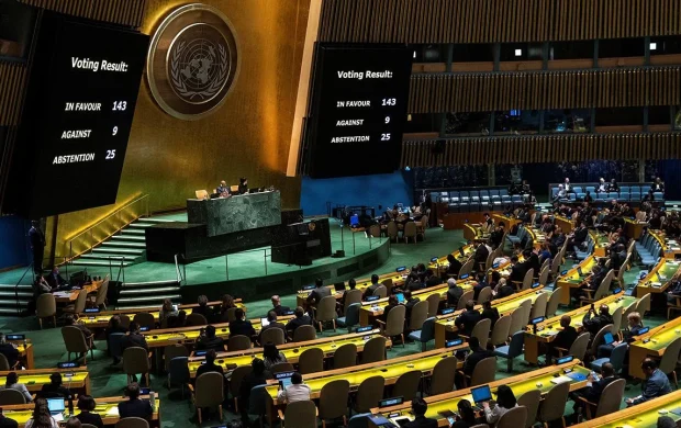 BM Afrika'nın gerçek boyutunu gösteren yeni dünya haritasını oyluyor
