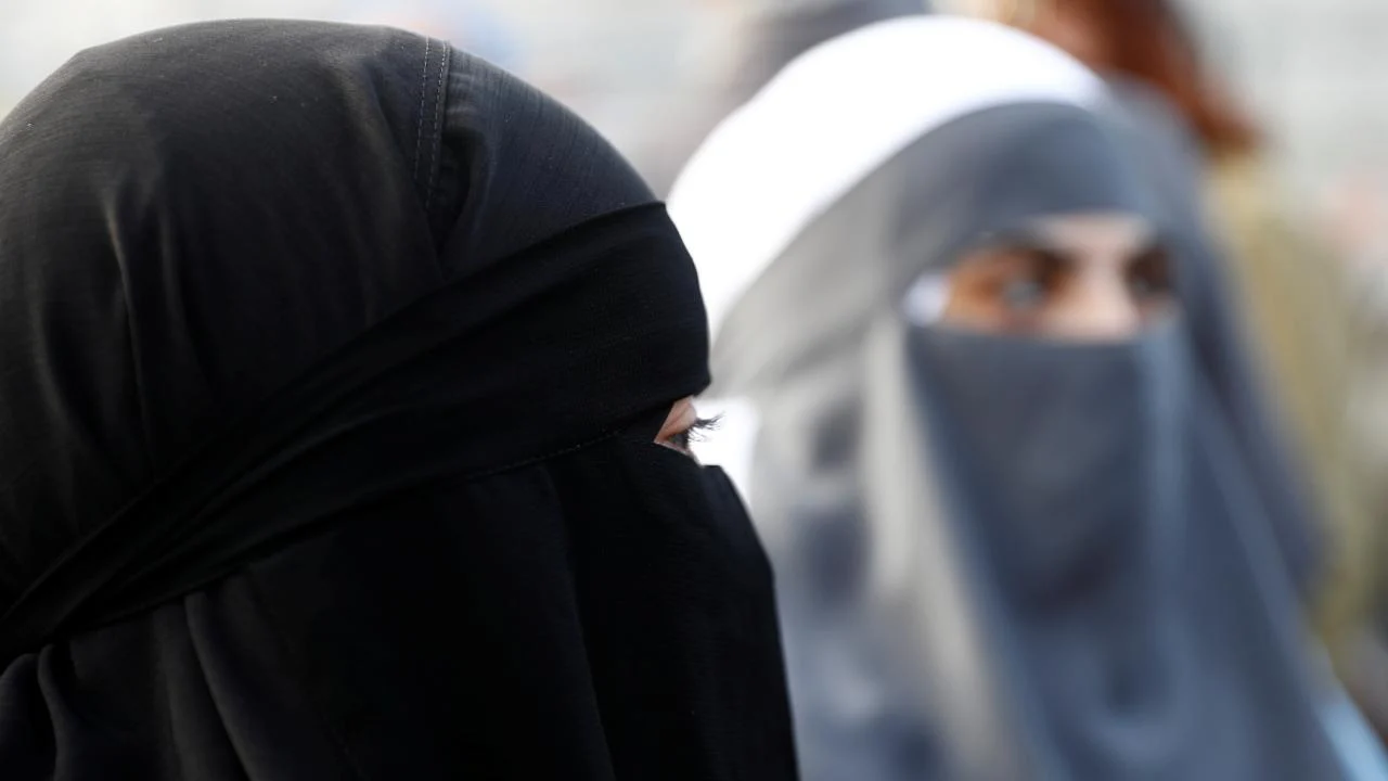 İspanya'nın Lleida kentindeki kamuya açık alanlarda burka ve nikap yasağı getirildi