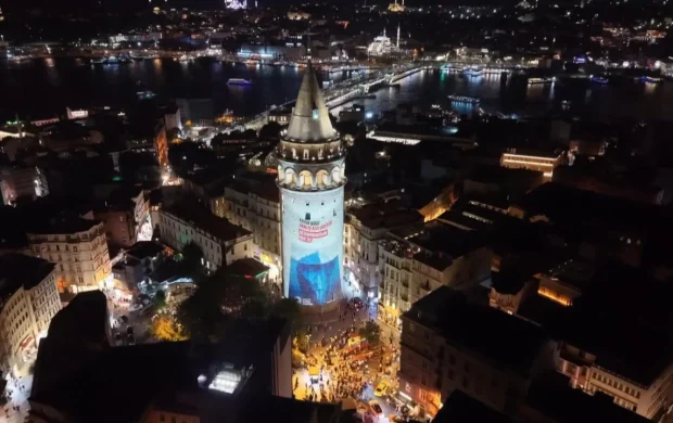 Dezenformasyonla mücadele mesajları Galata Kulesi'ne yansıtıldı