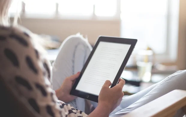 Singapur'da 'doomscrolling' ile mücadele için kitap okuyanlara para ödenecek