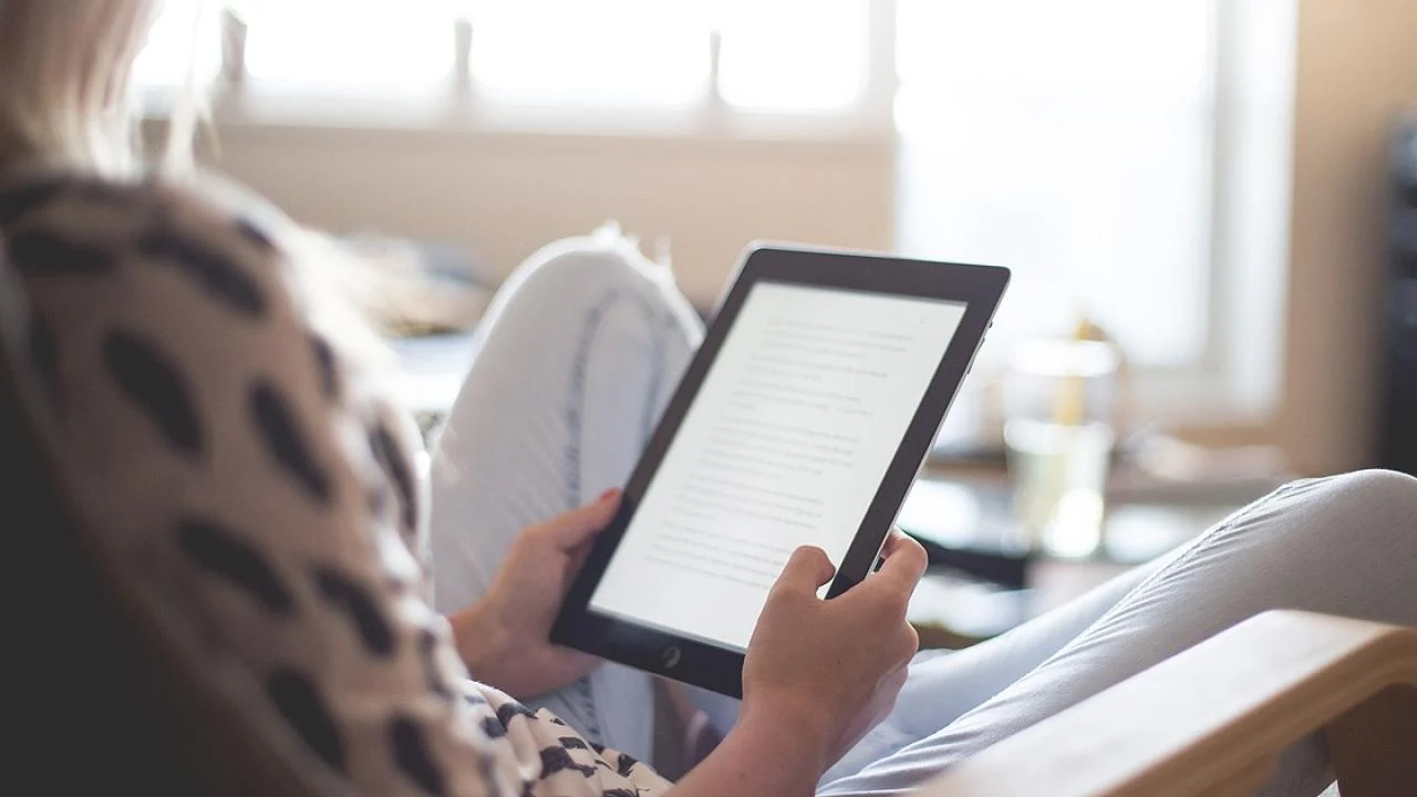 Singapur'da 'doomscrolling' ile mücadele için kitap okuyanlara para ödenecek