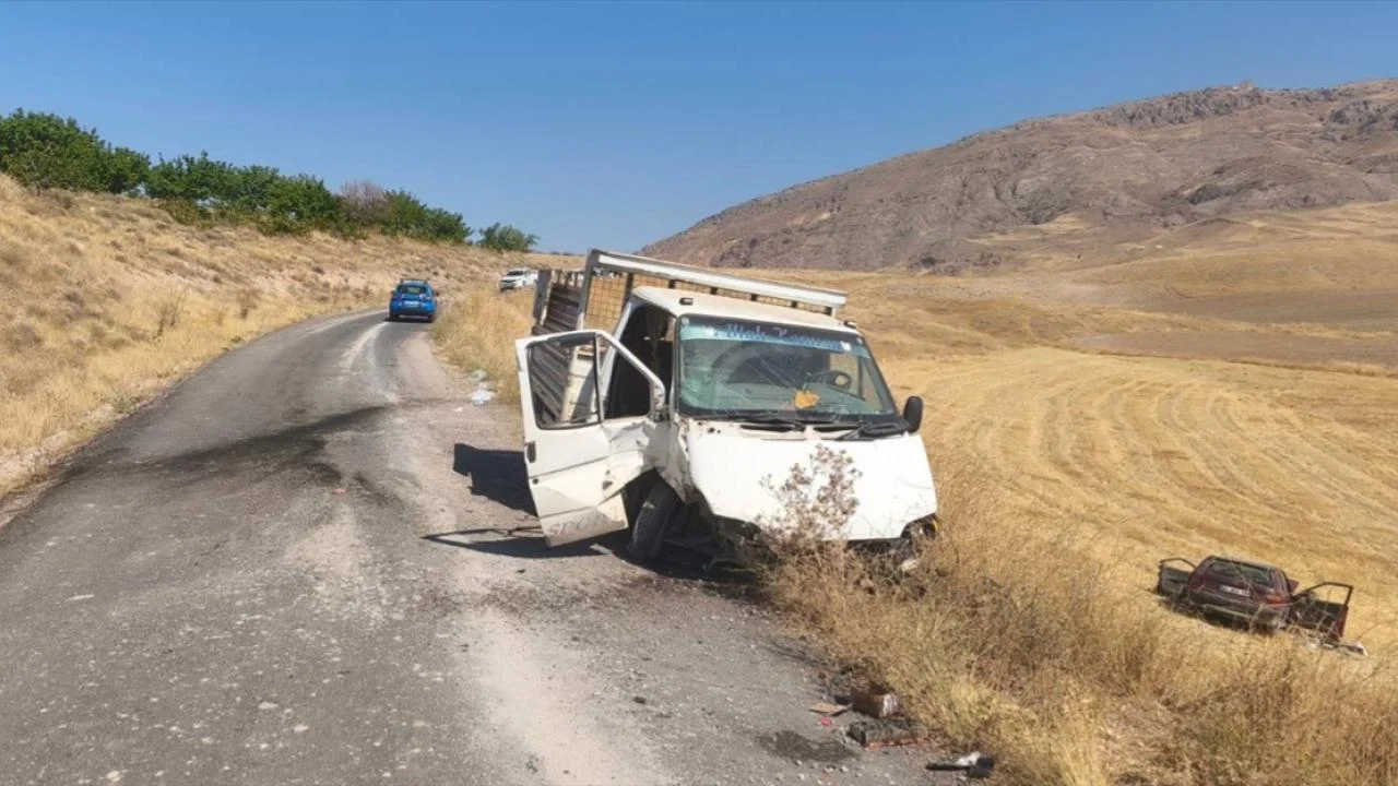 Elazığ'da kamyonet ile otomobil çarpıştı: 2 ölü, 4 yaralı