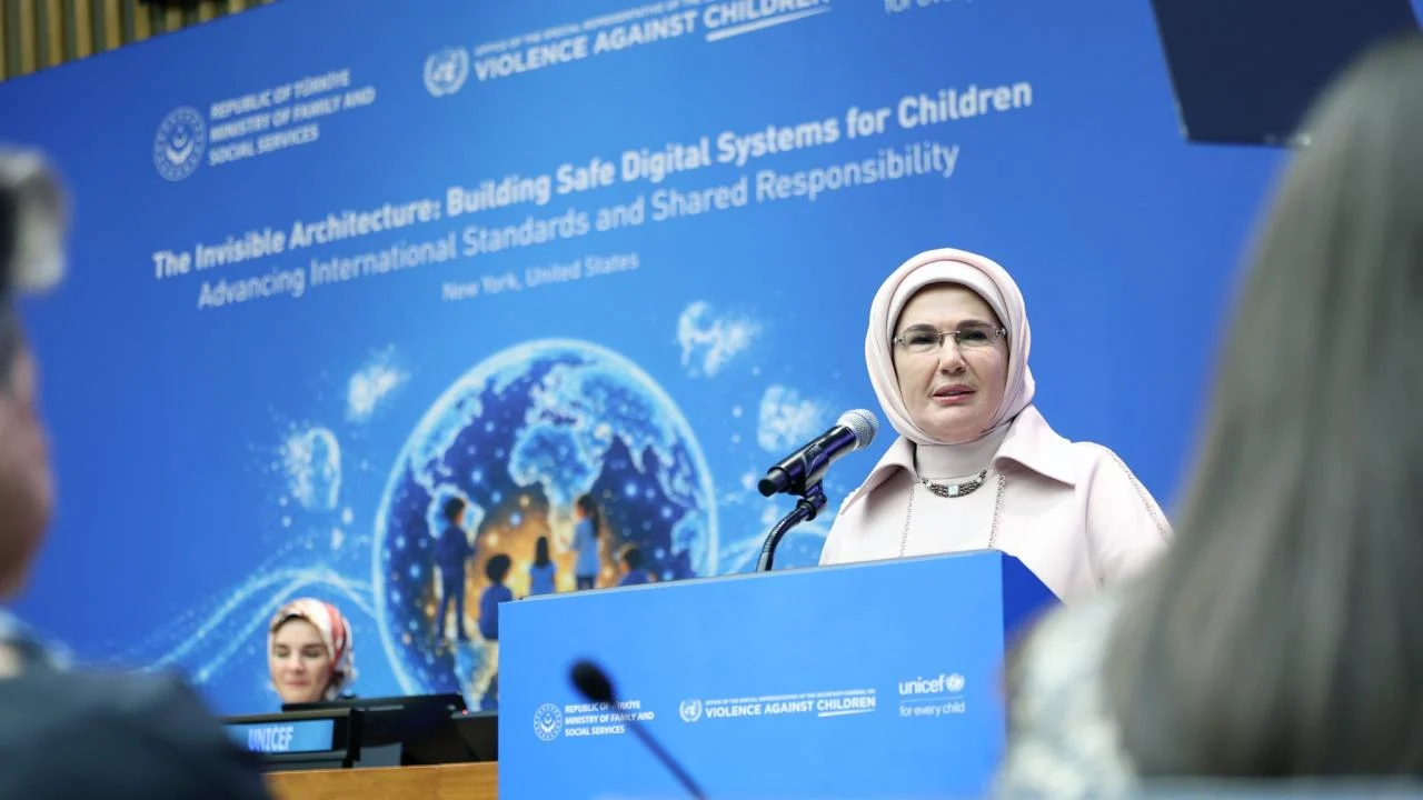 Emine Erdoğan: Çocuklar, zihinlerine göz konulmuş hedef kitleye dönüştürüldü