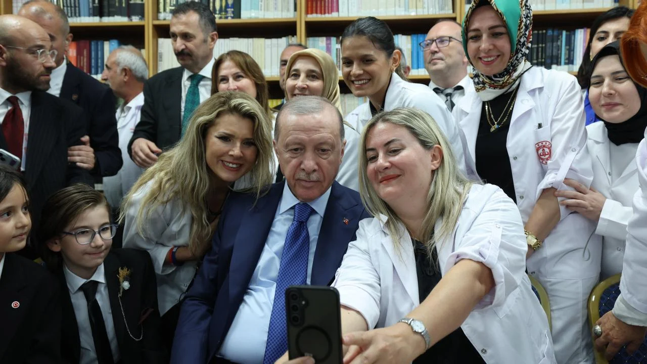 Cumhurbaşkanı Erdoğan, Gazi Anadolu Lisesi'nde öğretmen ve öğrencilerle bir araya geldi