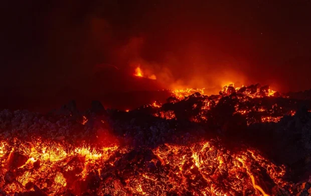 Endonezya'daki yanardağ patlaması sonrası 1500'den fazla uçuş iptal edildi