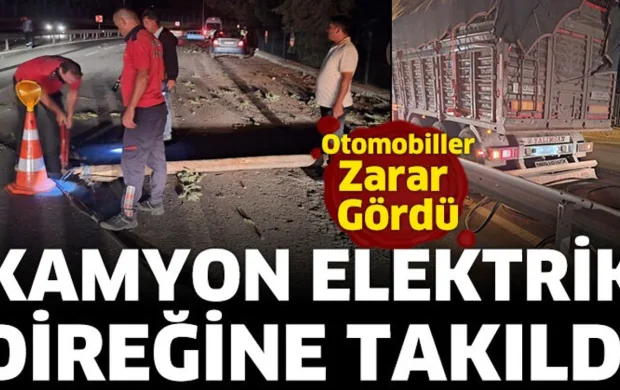 Kamyon direğe takıldı, devrilen direk araçlara zarar verdi