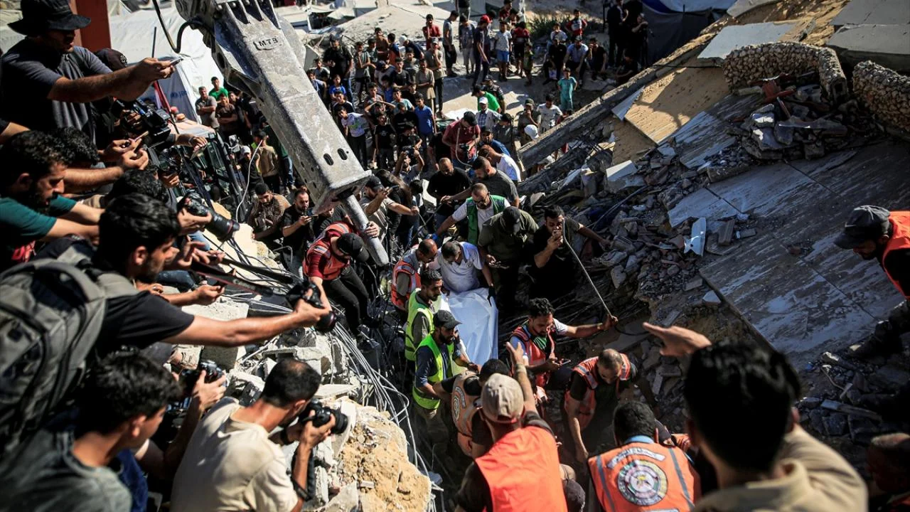 Soykırımcı İsrail'in bombardımanında ölenlerin sayısı 5'i çocuk olmak üzere 20'ye yükseldi