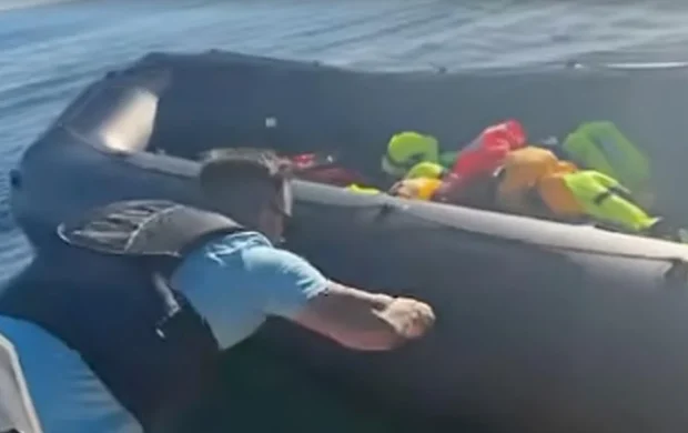 Aşırı sağcı aktivist Manş Denizi'nde göçmen botunu bıçakladı