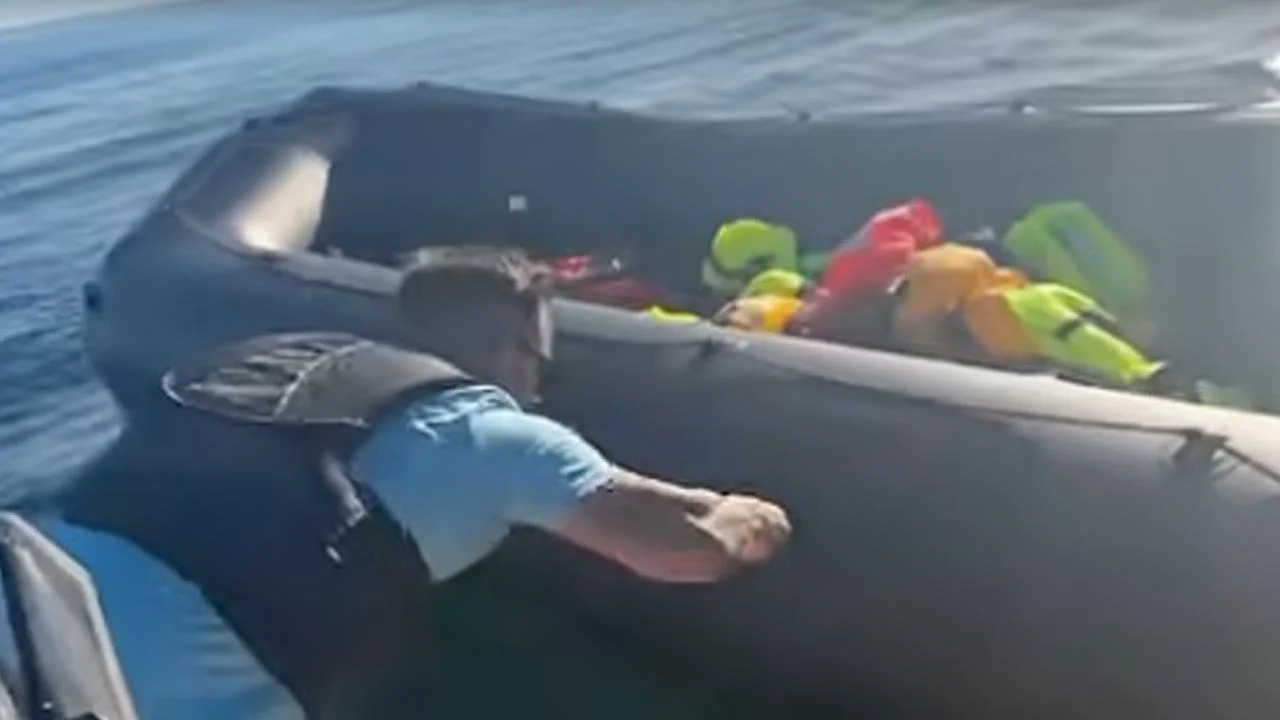 Aşırı sağcı aktivist Manş Denizi'nde göçmen botunu bıçakladı