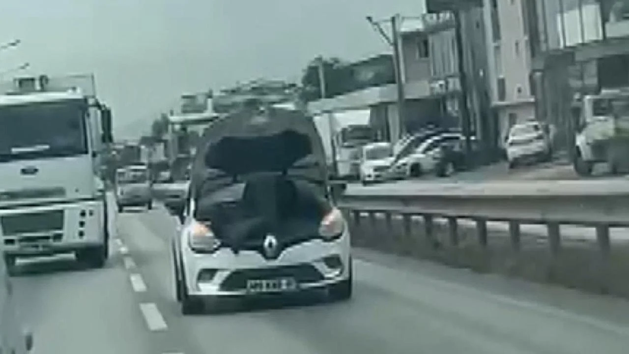 Trafikte şaşkına çeviren görüntü: Seyir halindeki araçta tamirat