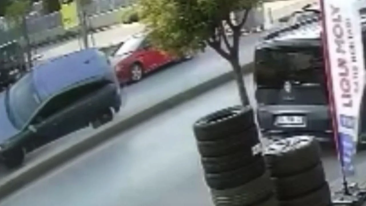Güngören'de otomobilin takla atma anı kameraya yansıdı