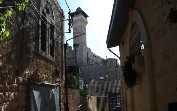 İşgalci İsrail, El Halil'deki Haremi İbrahim Camisi'ni Yahudi bayramları bahanesiyle Müslümanlara kapattı