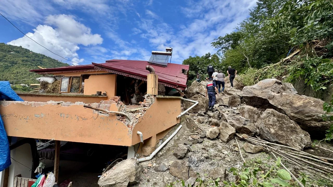 Trabzon'da heyelan: 1 evin çatısı yıkıldı, 2 ev tahliye edildi