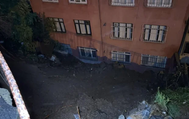İstanbul'da toprak kayması: Apartmandaki 25 kişi tahliye edildi