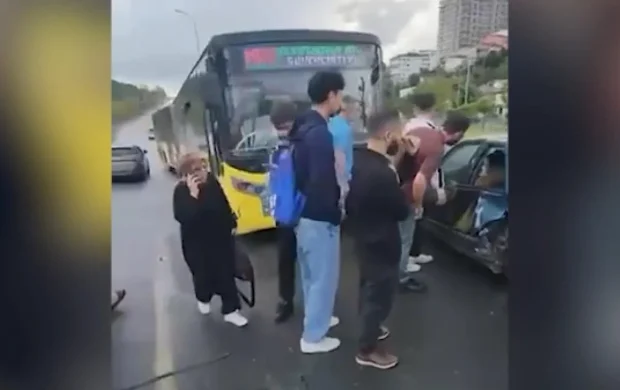 İETT otobüsü ile otomobilin çarpışması sonucu 3 kişi yaralandı