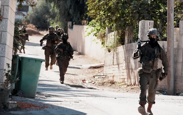 Katil İsrail, Suriye'nin güneyindeki bir köye baskın düzenledi