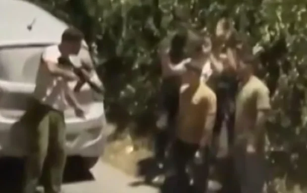 İsrailli silahlı işgalci, 5 Filistinli çocuğu alıkoyarak tehdit etti