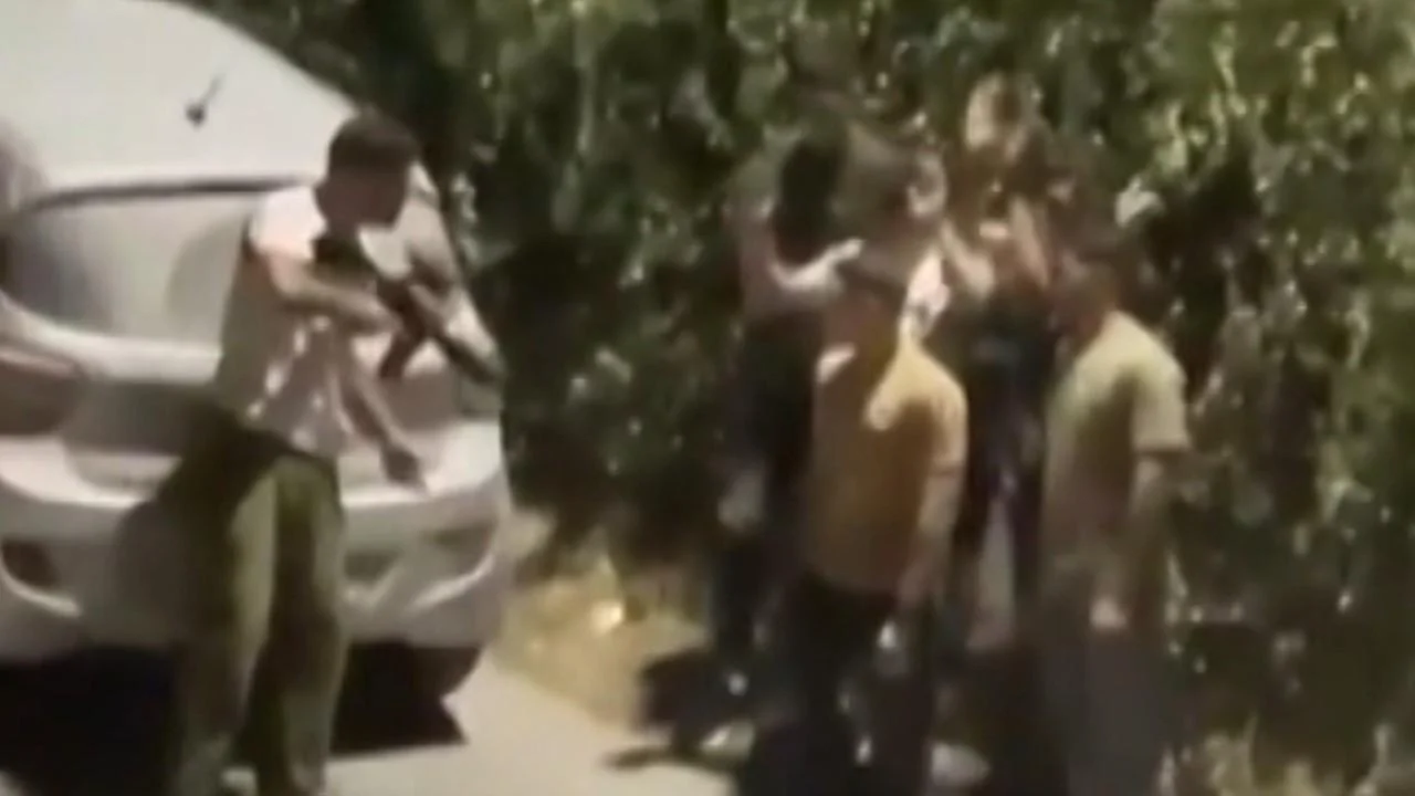 İsrailli silahlı işgalci, 5 Filistinli çocuğu alıkoyarak tehdit etti