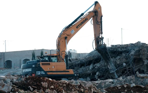 İşgalci İsrail ordusu Batı Şeria'da 8 Filistinlinin yaşadığı evi yıktı
