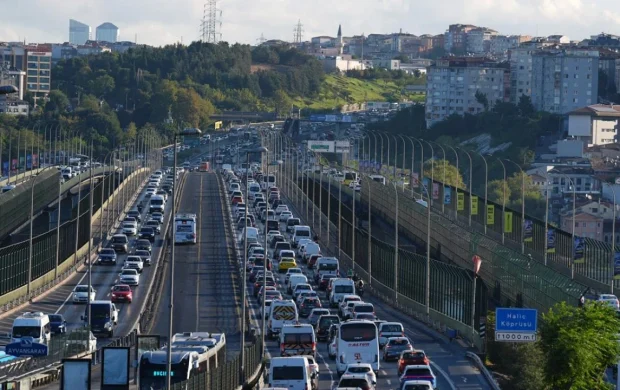 Okullar açıldı, İstanbul'da sabah trafiği yoğunlaştı