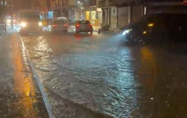 İstanbul'da sağanak etkili oldu: Toprak kaydı, yollar göle döndü