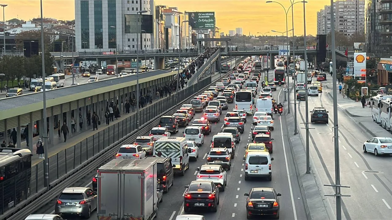 Uyum haftası başladı, trafik yoğunluğu arttı