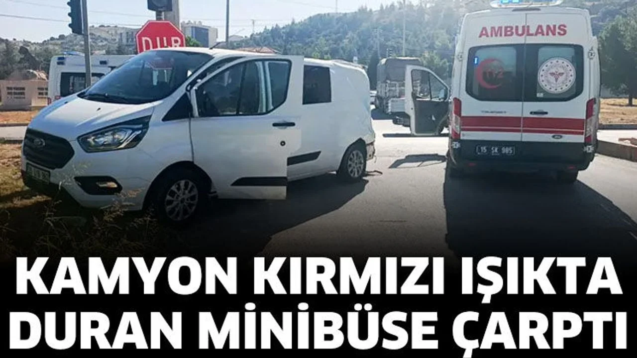 Kamyon kırmızı ışıkta duran minibüse çarptı
