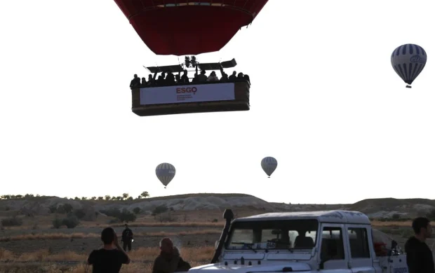 Kapadokya'da balonlar rahim ağzı kanserine dikkati çekmek için havalandı