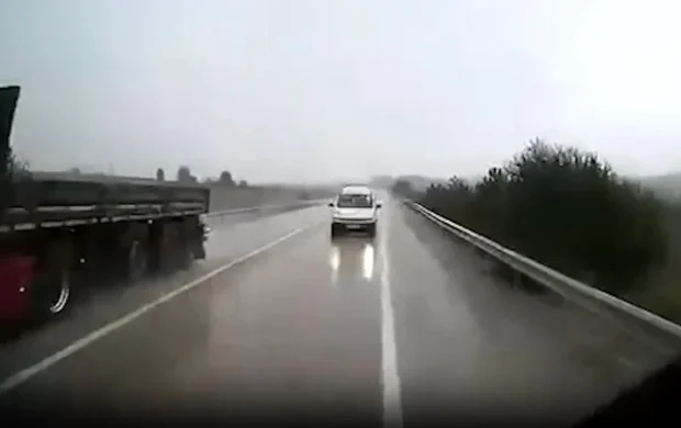 Karabük'te hatalı sollama yapan araç kazaya davetiye çıkardı