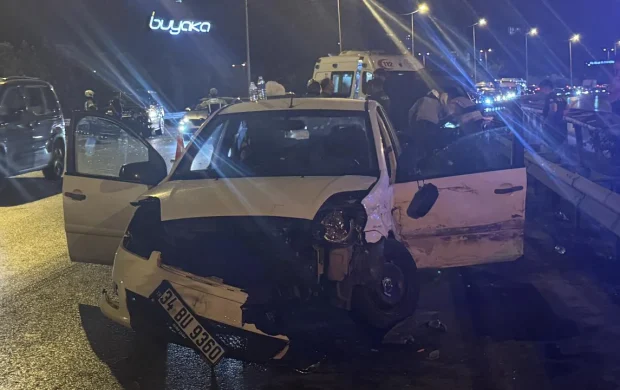 Ümraniye'de zincirleme trafik kazasında 3 kişi yaralandı