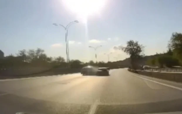 Şerit değiştirmek isterken çarptı, araçlar savruldu