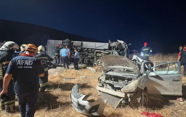 Gaziantep'te yolcu midibüsü ile otomobil çarpıştı: 7 ölü, 16 yaralı