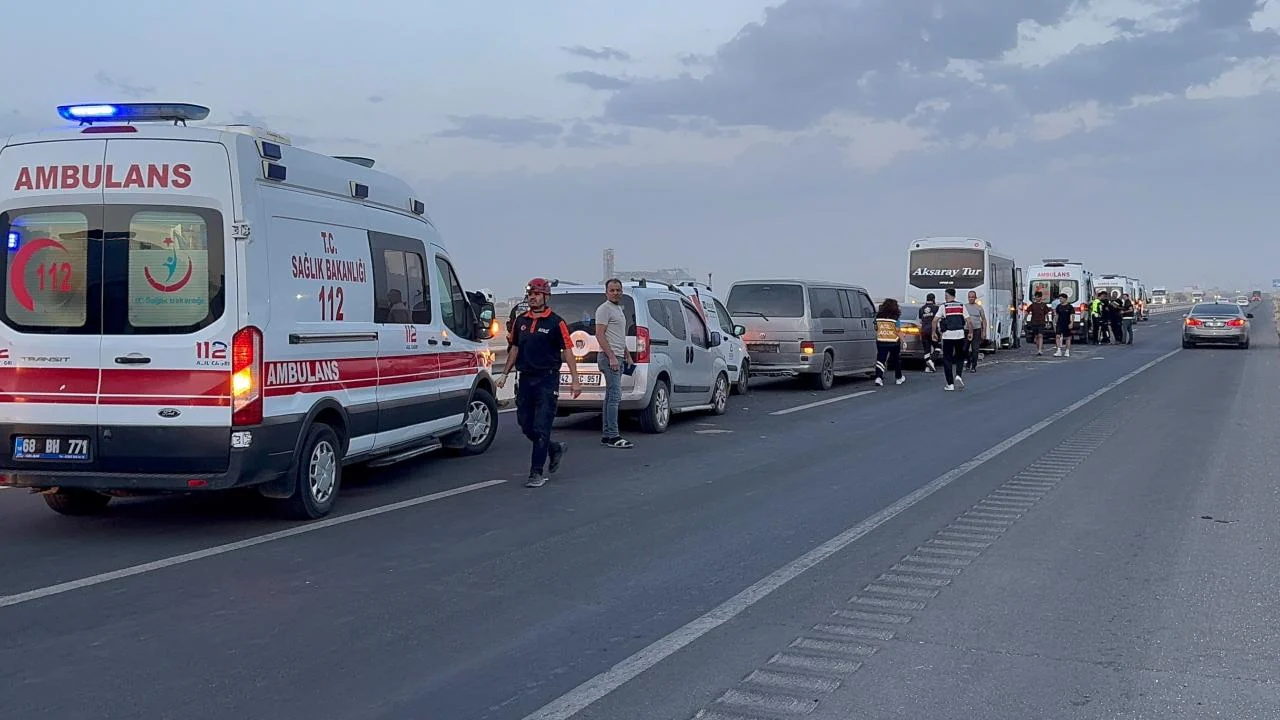 Kum fırtınası zincirleme kazaya yol açtı: 16 yaralı