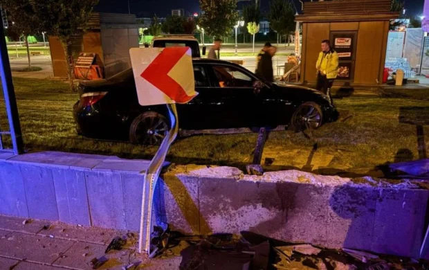 Kaldırıma çarpıp havalandı, duvarı aşıp millet bahçesine girdi