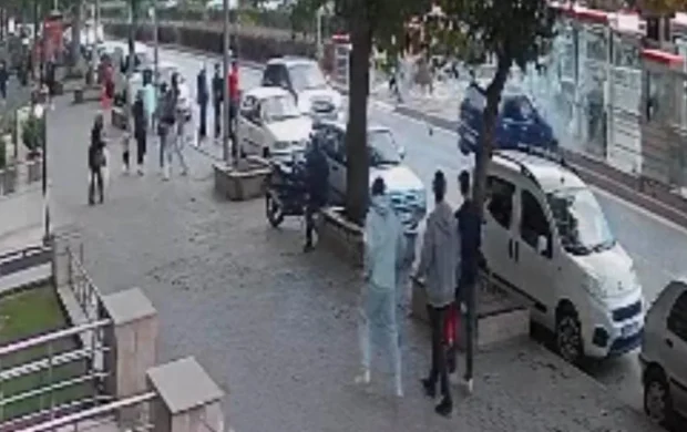 Otomobil tramvay durağına girdi: O anlar kamerada