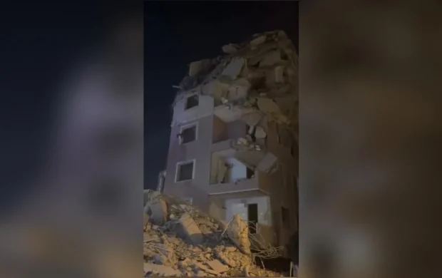 Küçükçekmece'de yıkımı yapılan bina çöktü: 2 yaralı