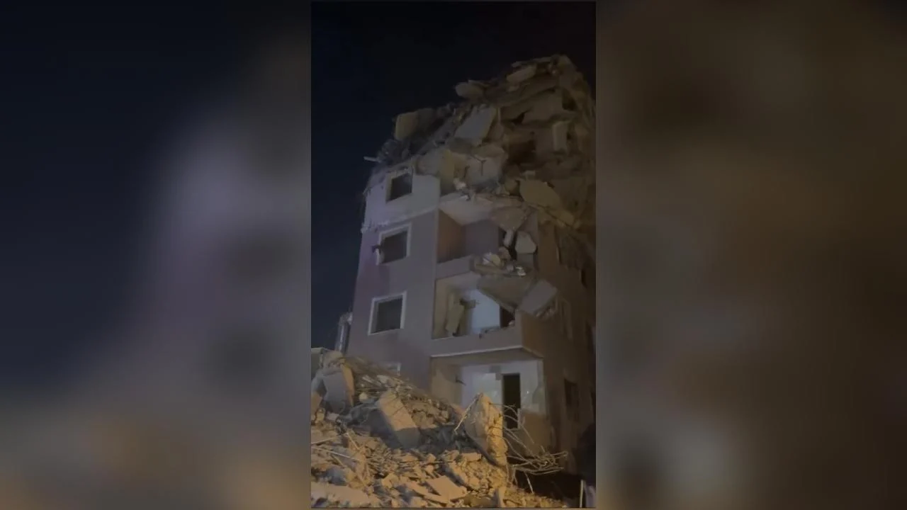 Küçükçekmece'de yıkımı yapılan bina çöktü: 2 yaralı